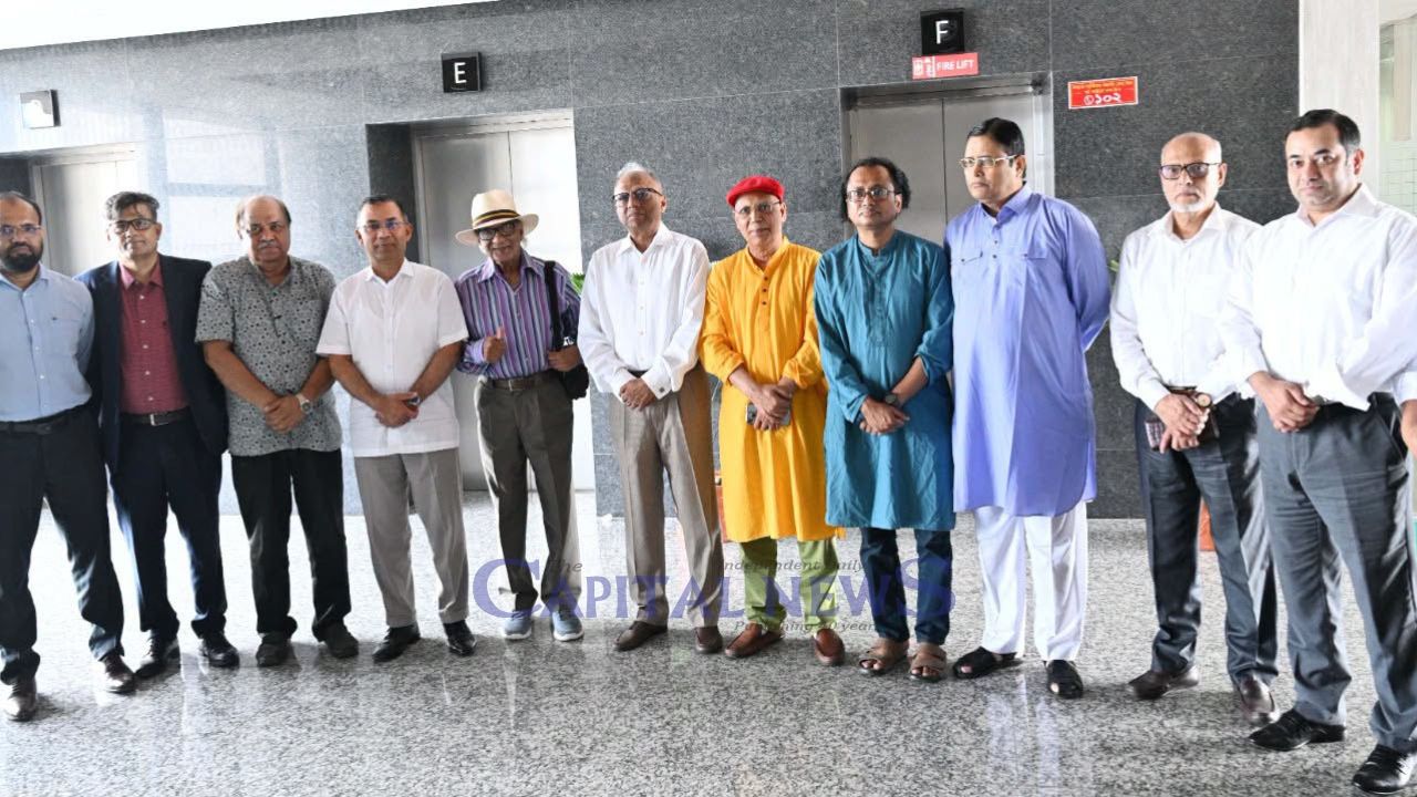 PM seeks editors' support in framing policy for independent media 
