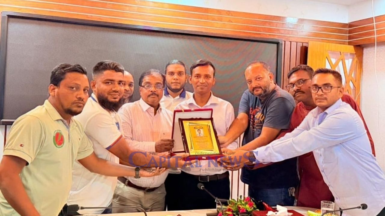 Pirojpur journalists bid farewell to UNO Mamunur Rashid on promotion